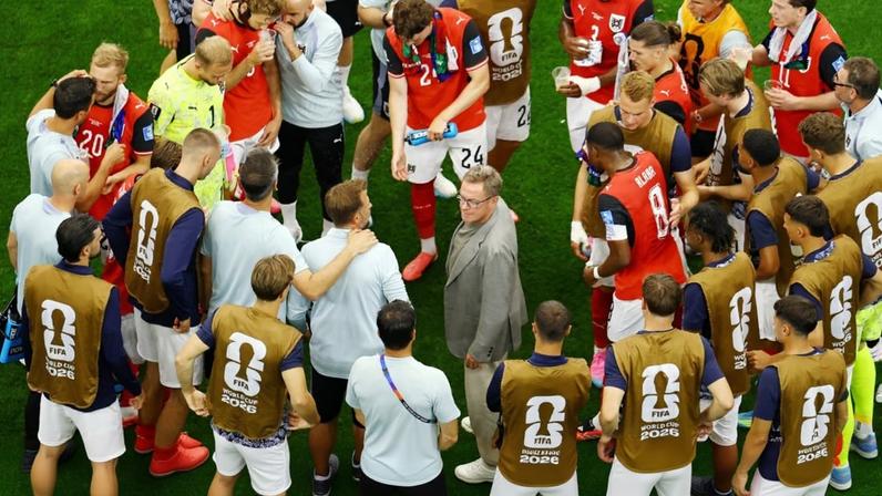Uma pausa para hidratação da selecção da Áustria, em Dallas, no jogo com a Argentina