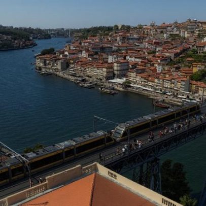 Nova ponte para peões e bicicletas liga Ribeira do Porto ao Cais de Gaia