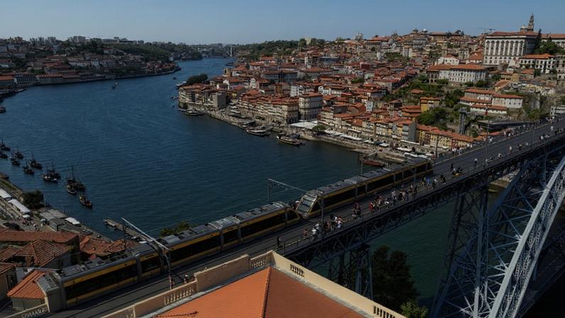 Nova ponte para peões e bicicletas liga Ribeira do Porto ao Cais de Gaia