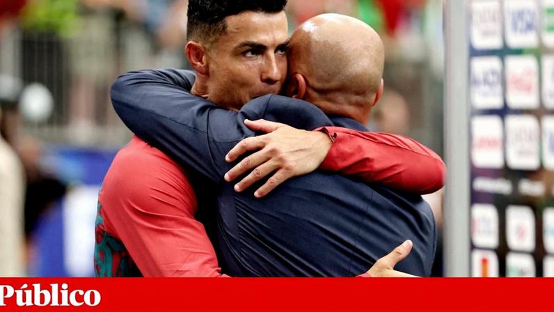 Cristiano Ronaldo e Roberto Martínez abraçam-se após o triunfo sobre o Uzbequistão