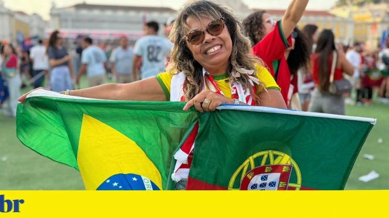 Leda Valle carrega a bandeira do Brasil e de Portugal durante a Copa do Mundo