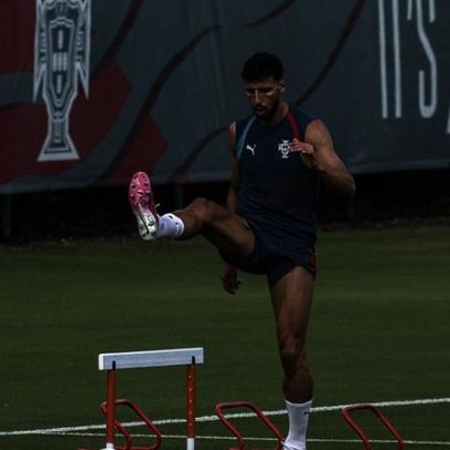 Rúben Dias mantém-se afastado à véspera da estreia de Portugal