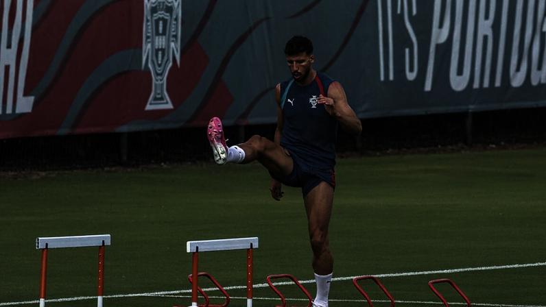 Rúben Dias tem treinado à parte do restante grupo