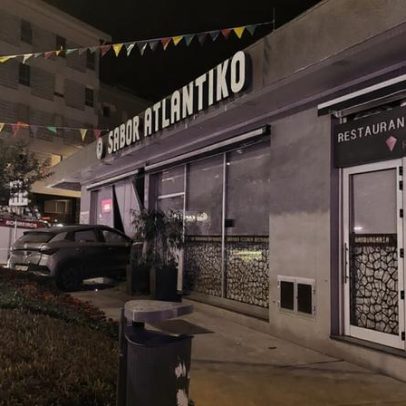 Veículo passa no vermelho e projeta-se contra montra de restaurante no Porto