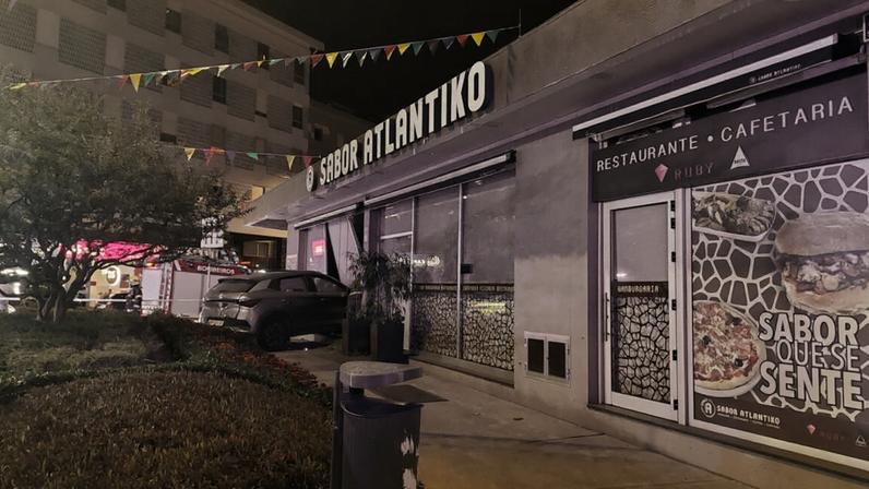 Veículo passa no vermelho e projeta-se contra montra de restaurante no Porto
