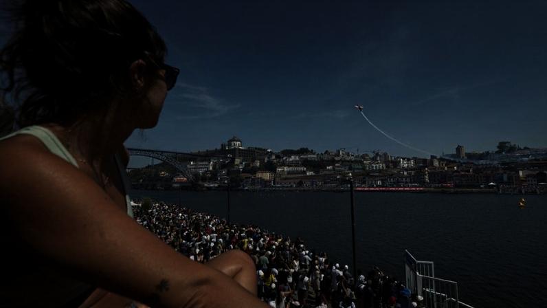 Há quem caminhe quilómetros para ver aviões a voar no Douro