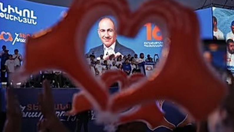Apoiantes do partido Contrato Civil no poder, liderado por Nikol Pashinyan, mostram corações na Praça da República, em Erevan, 5 jun. 2026
