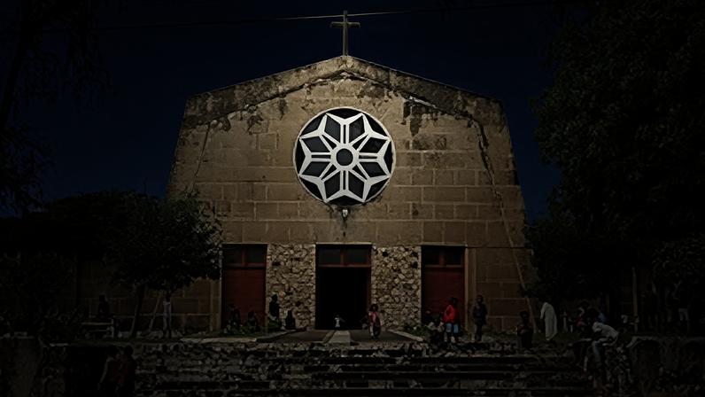 ARQUIVO (29.04.2019): Nesta segunda-feira, crianças brincam em frente a uma igreja católica romana na cidade de Pemba, na costa nordeste de Moçambique