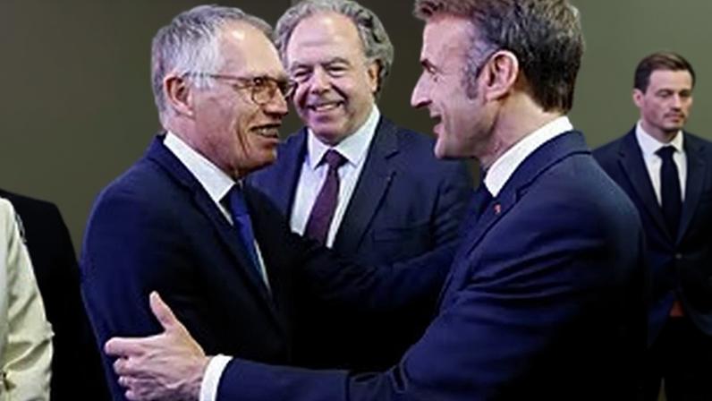 Arquivo – Presidente francês Emmanuel Macron aplaude o CEO da Stellantis, Carlos Tavares, no Salão Automóvel de Paris. 14 out. 2024