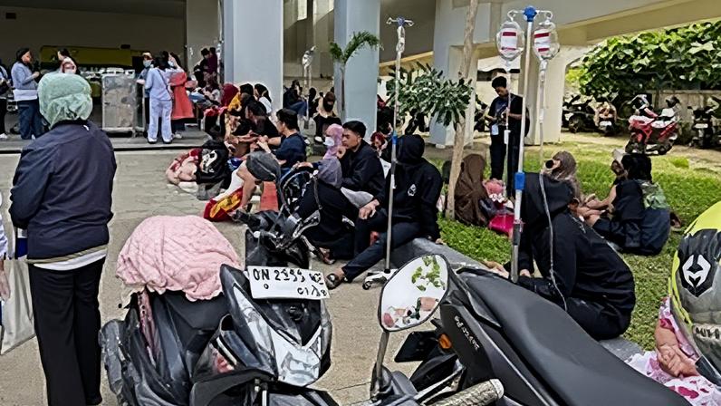 Doentes são retirados para o exterior de um hospital local após um terramoto em Palu, Sulawesi Central, Indonésia, terça-feira, 16 de junho de 2026
