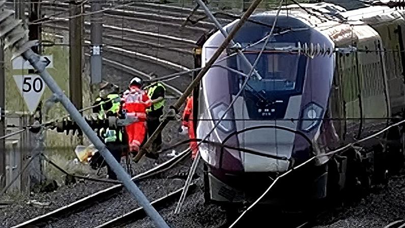 Equipas de emergência intervêm num comboio na linha, nos arredores de Bedford, após passagem de um serviço Corby–Londres St. Pancras e outro Nottingham–Londres St. Pancras