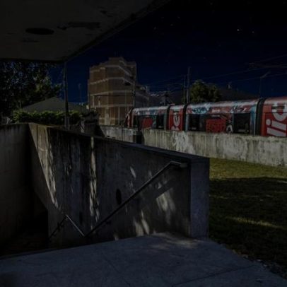 Crianças atravessam diariamente túnel que serve de sala de chuto
