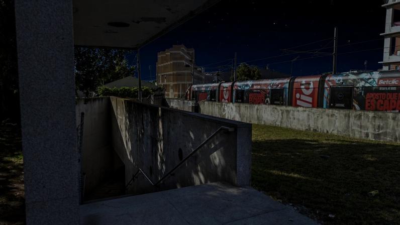 Crianças atravessam diariamente túnel que serve de sala de chuto