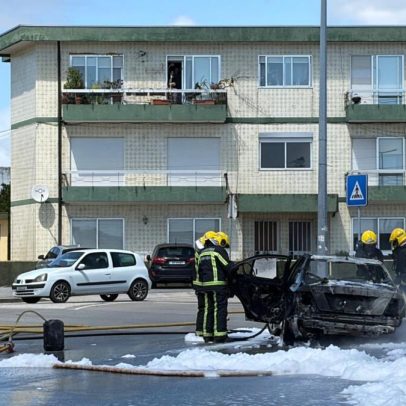 Carro incendeia-se numa rotunda da Maia