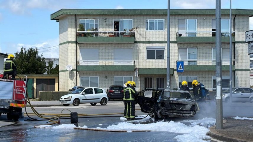 Carro incendeia-se numa rotunda da Maia