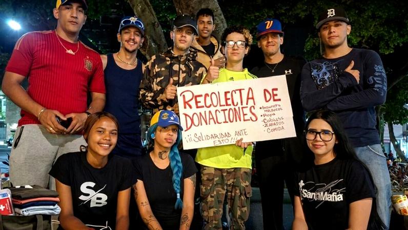 Jovens recolhem donativos na Plaza Candelaria, em Caracas