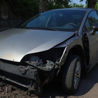 Carro incendiado durante a noite de São João em Braga