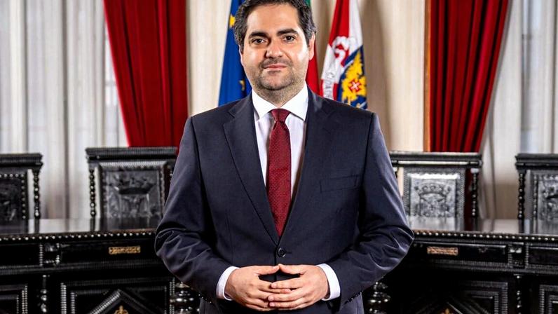 Gigante na sala de espera do SNS desperta atenção