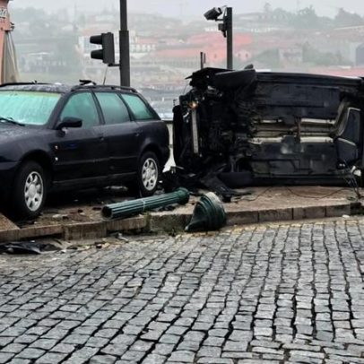 Carro despista-se contra viatura parada no passeio da Ribeira