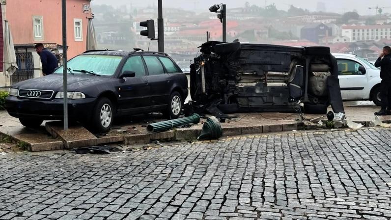 Carro despista-se contra viatura parada no passeio da Ribeira
