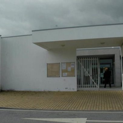 Escola de Vila Real fecha portão com cadeado em protesto contra o calor