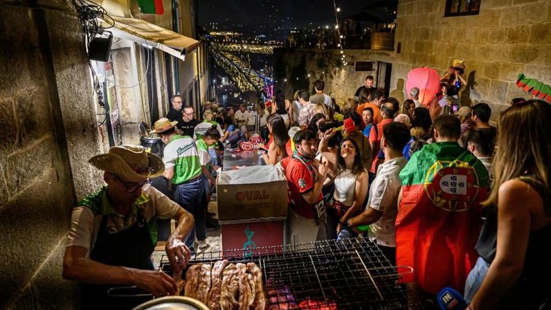 São João invade as ruas, apesar de casas grandes