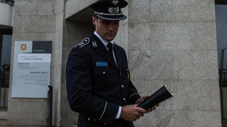 Polícia filmada a agredir pai e filho suspensa por 200 dias