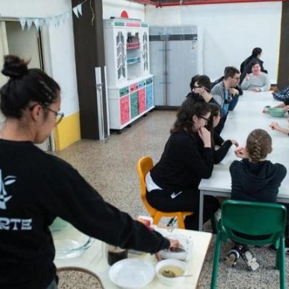 Deficientes em risco de ficar sem apoio; Escola do Xisto é abrigo