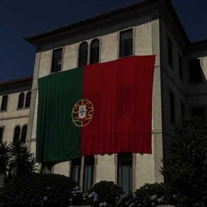 Bandeira gigante de Portugal decora fachada da Casa de Saúde São João de Deus