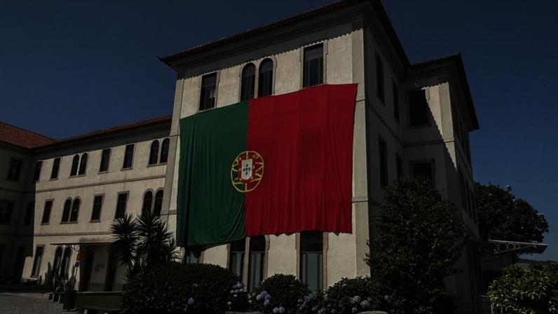 Bandeira gigante de Portugal decora fachada da Casa de Saúde São João de Deus
