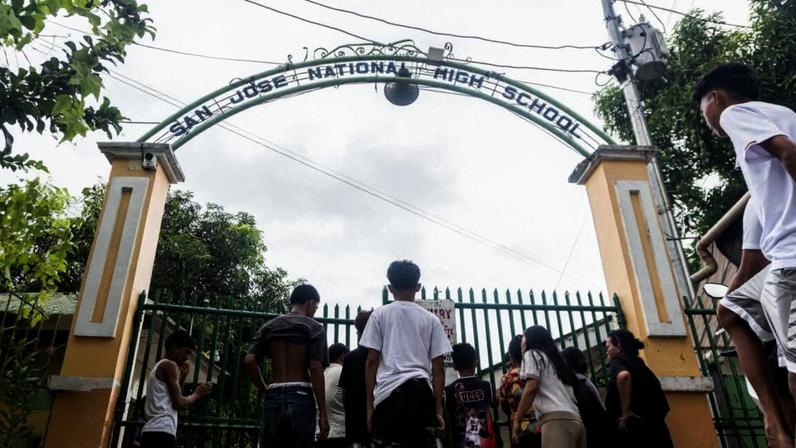 Arma da polícia usada em tiroteio com dois adolescentes numa escola nas Filipinas