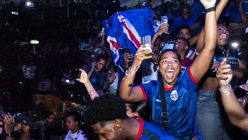 Tubarões azuis celebram qualificação histórica no Mundial com festa