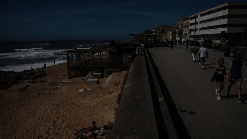 Arranca esta terça-feira a demolição do esqueleto na praia do Ourigo