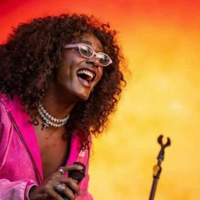 Liniker encanta no North Festival com poesia ao vivo