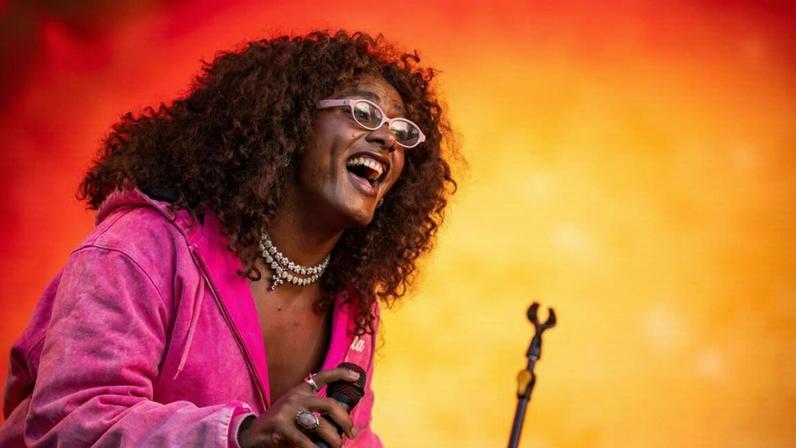 Liniker encanta no North Festival com poesia ao vivo