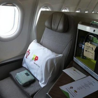 Interior luxuoso do avião da TAP que transporta craques portugueses