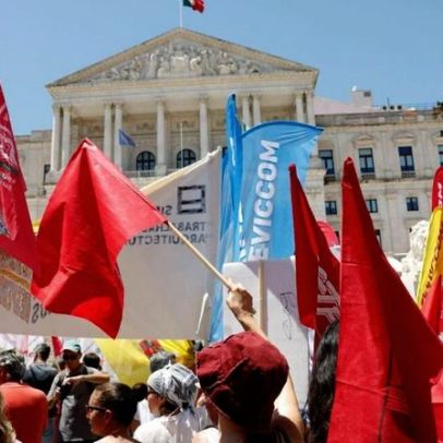 Centenas protestam contra o pacote laboral junto ao Parlamento