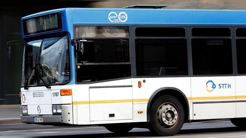 Frota de 21 autocarros doados pela Câmara do Porto à Guiné-Bissau está parada