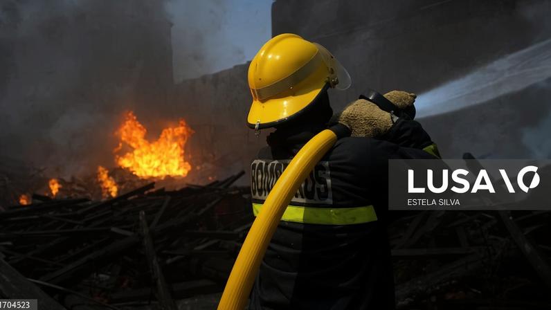 Incêndio ativo em fábrica de calçado em Felgueiras