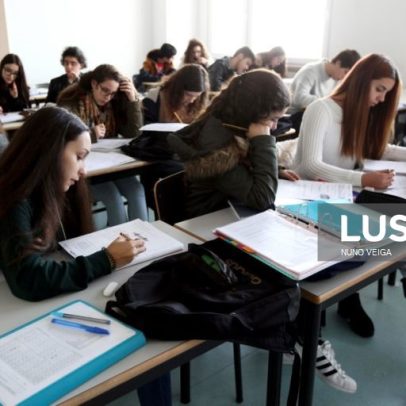 Diretores rejeitam responsabilidades por falhas na correção dos exames