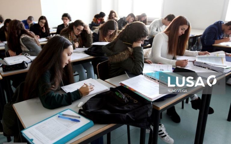 Diretores rejeitam responsabilidades nas falhas relacionadas com a correção dos exames