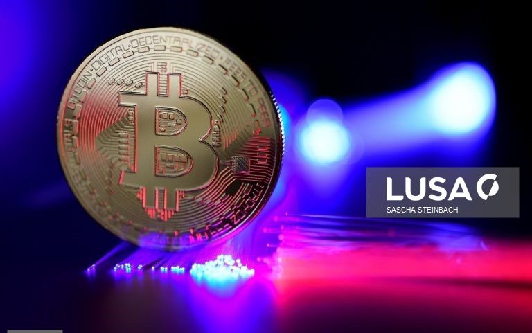 Bitcoin cai 2,78% e fica abaixo de 70 mil dólares
