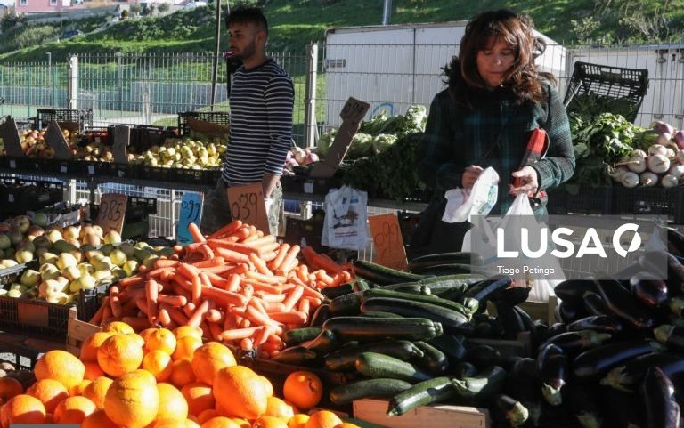 Frutas ao jantar ajudam a controlar glicose em adultos obesos