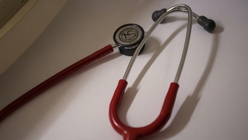 Governo corrige incentivo aos médicos para horas extra acima de limite legal