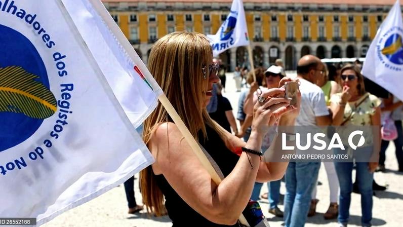 Greve nos registos com 80% de adesão e acusações de ilegalidades