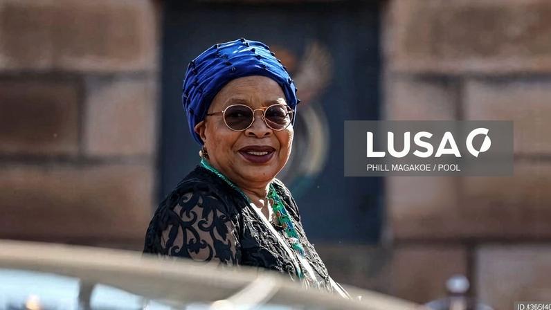 Maria Mambo Café e Graça Machel entre pioneiras da política retratadas em livro