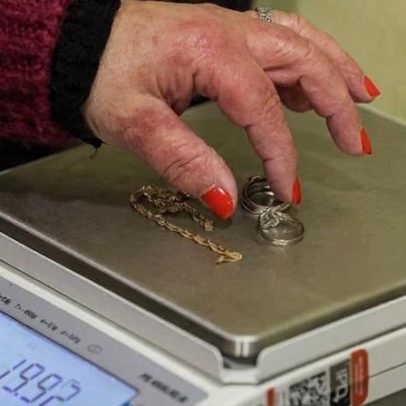 Preço do ouro cai mais de 3%, atingindo mínimos de março