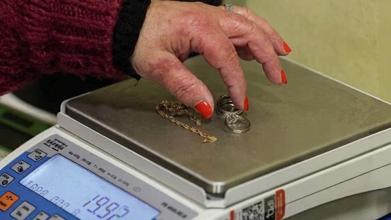Preço do ouro cai mais de 3%, atingindo mínimos de março