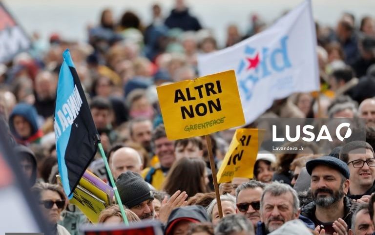 Milhares manifestam-se na Galiza contra mina e fábrica de celulose
