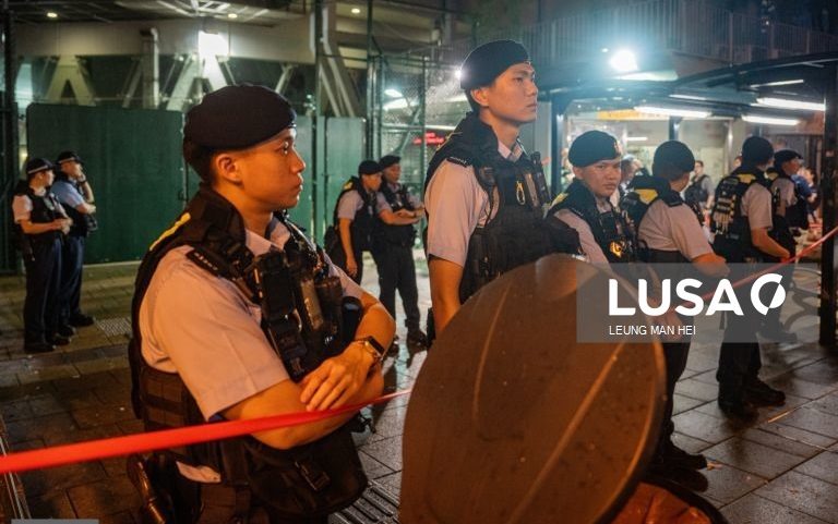 Polícia de Hong Kong impede artista que pretendia marcar repressão de Tiananmen